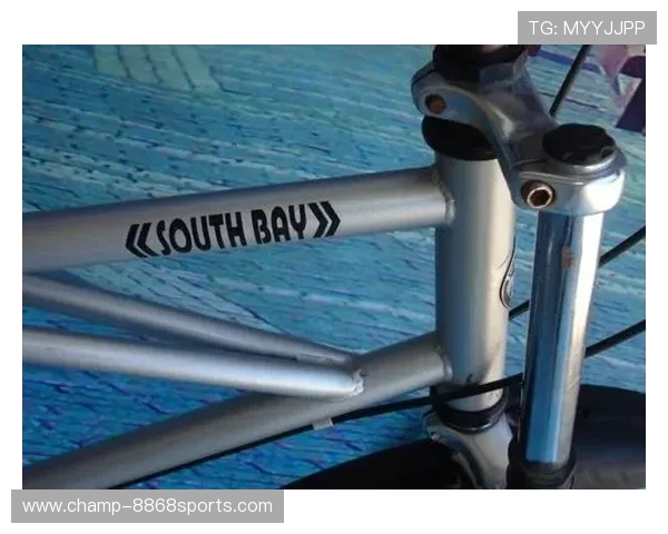 足球球星壁纸奇葩大揭秘 从奇异造型到搞笑瞬间背后的故事与创意解析 足球球星壁纸奇葩大揭秘 从奇异造型到搞笑瞬间背后的故事与创意解析